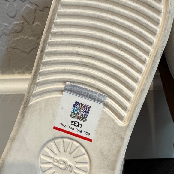 UGGS - Picture 7 of 7